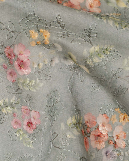 قماش فوال قطني بلون أخضر حكيم باهت مع طبعة زهور متعددة الألوان وتطريز دقيق متناسق، 110 سم، الهند - D23856