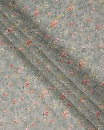 قماش فوال قطني بلون أخضر حكيم باهت مع طبعة زهور متعددة الألوان وتطريز دقيق متناسق، 110 سم، الهند - D23856