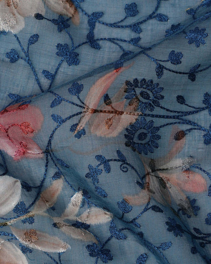 قماش فوال قطني أزرق دينم مع تطريز زهري متناسق وطبعة زهرية باستيلية متعددة الألوان، 110 سم، الهند-D23857
