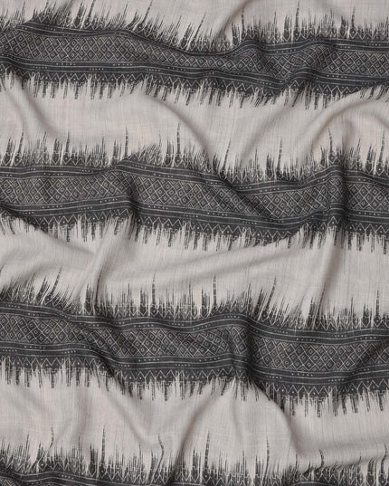 قماش فوال قطني بيج بطباعة رقمية بخطوط هندسية مستوحاة من الطراز القبلي، 110 سم، الهند - D23860