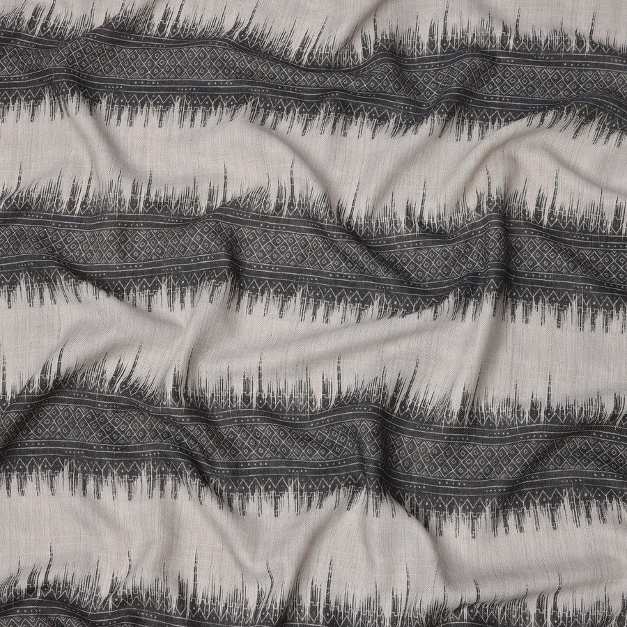 قماش فوال قطني بيج بطباعة رقمية بخطوط هندسية مستوحاة من الطراز القبلي، 110 سم، الهند - D23860