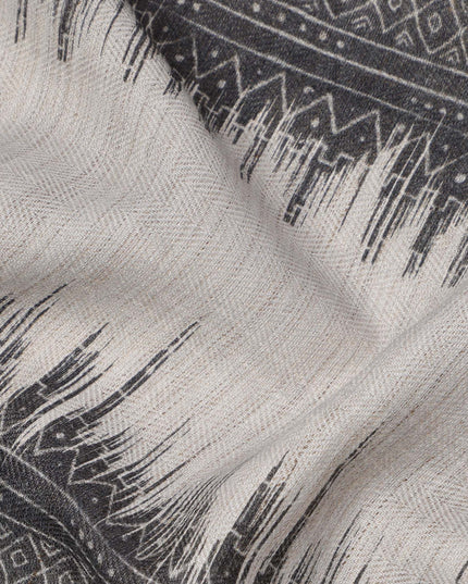 قماش فوال قطني بيج بطباعة رقمية بخطوط هندسية مستوحاة من الطراز القبلي، 110 سم، الهند - D23860