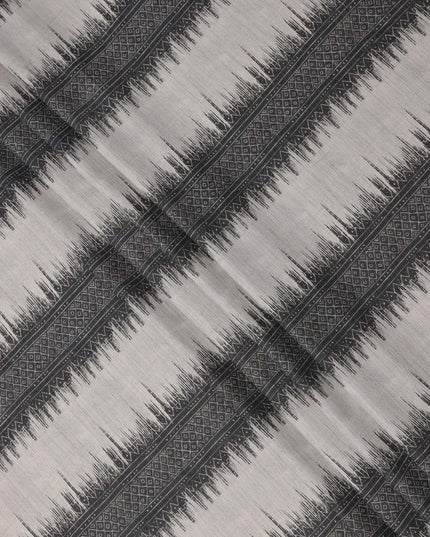 قماش فوال قطني بيج بطباعة رقمية بخطوط هندسية مستوحاة من الطراز القبلي، 110 سم، الهند - D23860