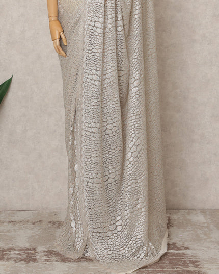 ساري فاخر من الدانتيل الشانتيلي المعدني باللون البيج العاجي مع تطريز حجري، بطول 5.5 متر، وعرض 110 سم، صنع في فرنسا - D23865