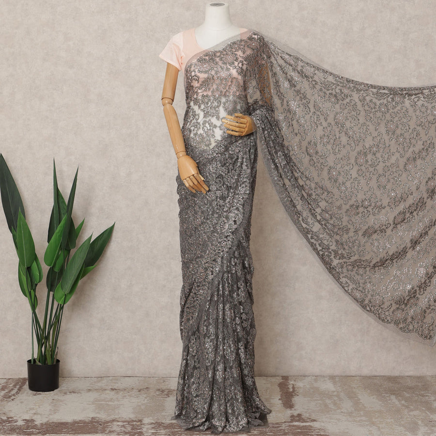 ساري شانتيلي معدني فاخر باللون الرمادي الجرافيتي مع تطريز حجري، طوله 5.5 متر، عرضه 110 سم، صنع في فرنسا - D23870