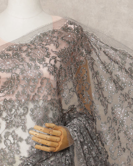 ساري شانتيلي معدني فاخر باللون الرمادي الجرافيتي مع تطريز حجري، طوله 5.5 متر، عرضه 110 سم، صنع في فرنسا - D23870