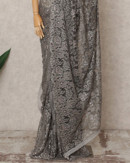 ساري شانتيلي معدني فاخر باللون الرمادي الجرافيتي مع تطريز حجري، طوله 5.5 متر، عرضه 110 سم، صنع في فرنسا - D23870