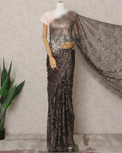 ساري فاخر من الدانتيل الشانتيلي المعدني بلون بني فاتح مع تطريز حجري، بطول 5.5 متر وعرض 110 سم، صنع في فرنسا - D23872