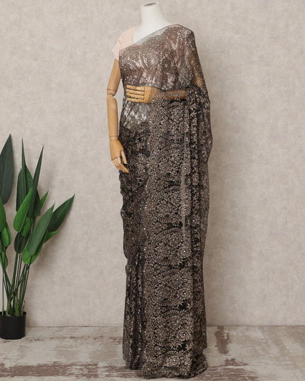 ساري فاخر من الدانتيل الشانتيلي المعدني بلون بني فاتح مع تطريز حجري، بطول 5.5 متر وعرض 110 سم، صنع في فرنسا - D23872