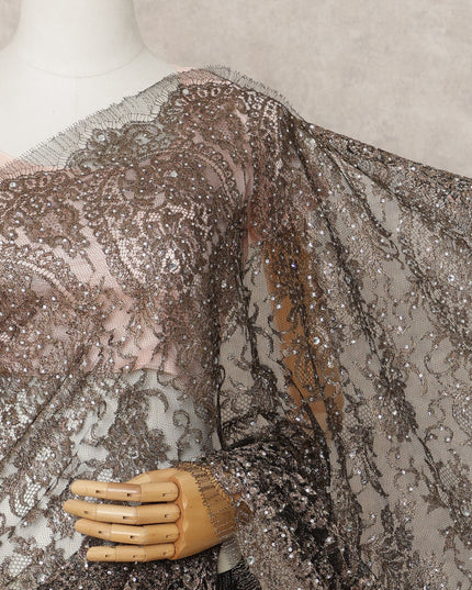 ساري فاخر من الدانتيل الشانتيلي المعدني بلون بني فاتح مع تطريز حجري، بطول 5.5 متر وعرض 110 سم، صنع في فرنسا - D23872