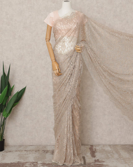 ساري فاخر من الدانتيل الشانتيلي المعدني بلون وردي فاتح مع تطريز حجري، بطول 5.5 متر وعرض 110 سم، صنع في فرنسا - D23878