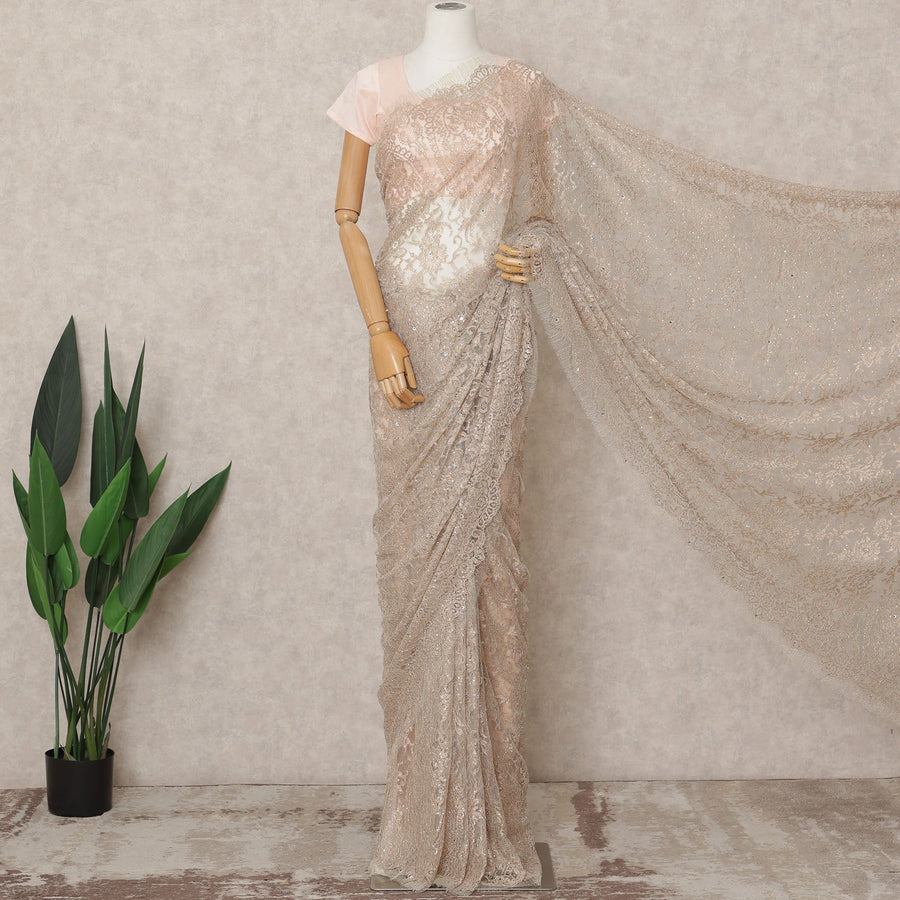 ساري فاخر من الدانتيل الشانتيلي المعدني بلون وردي فاتح مع تطريز حجري، بطول 5.5 متر وعرض 110 سم، صنع في فرنسا - D23878