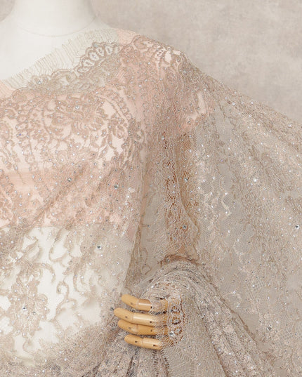 ساري فاخر من الدانتيل الشانتيلي المعدني بلون وردي فاتح مع تطريز حجري، بطول 5.5 متر وعرض 110 سم، صنع في فرنسا - D23878