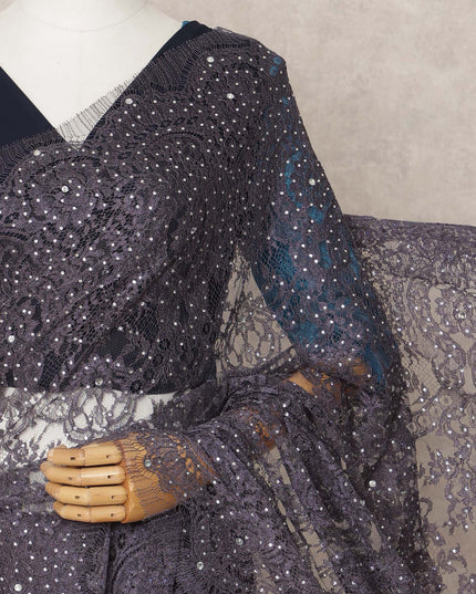 ساري فاخر من الدانتيل المعدني بلون أرجواني داكن مع تطريز حجري، بطول 5.5 متر وعرض 110 سم، صنع في فرنسا - D23880