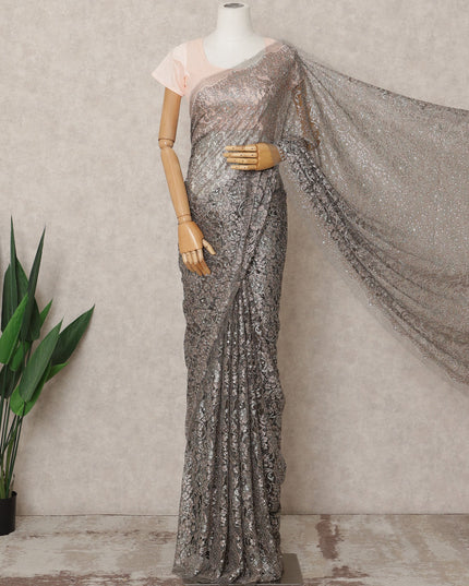 ساري فاخر من الدانتيل الشانتيلي المعدني باللون الرمادي الداكن مع تطريز حجري، بطول 5.5 متر، وعرض 110 سم، صنع في فرنسا - D23883