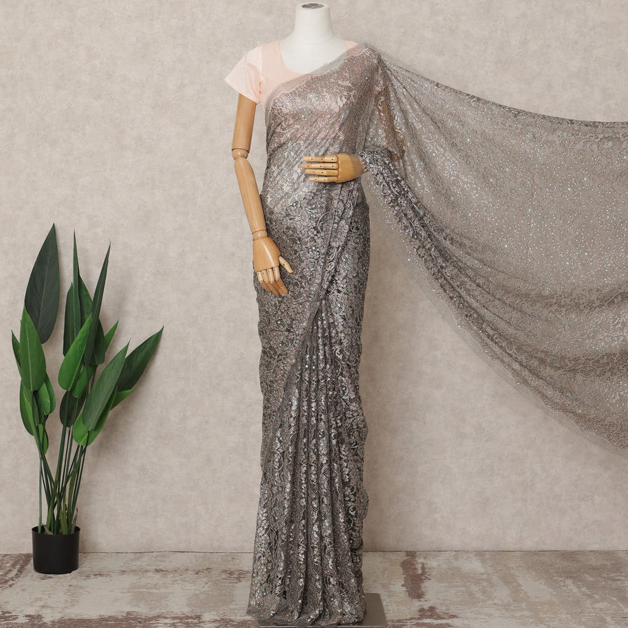 ساري فاخر من الدانتيل الشانتيلي المعدني باللون الرمادي الداكن مع تطريز حجري، بطول 5.5 متر، وعرض 110 سم، صنع في فرنسا - D23883