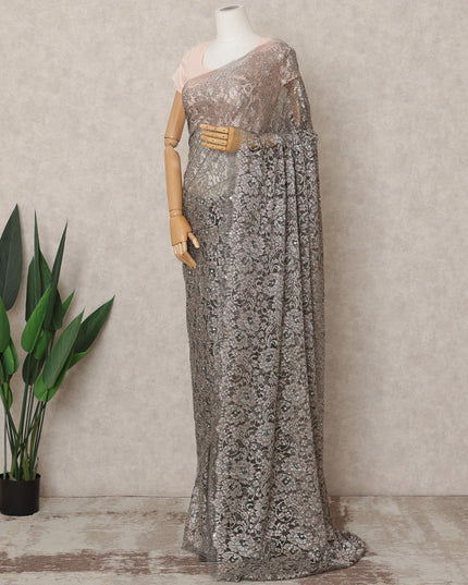 ساري فاخر من الدانتيل الشانتيلي المعدني باللون الرمادي الداكن مع تطريز حجري، بطول 5.5 متر، وعرض 110 سم، صنع في فرنسا - D23883