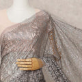 ساري فاخر من الدانتيل الشانتيلي المعدني باللون الرمادي الداكن مع تطريز حجري، بطول 5.5 متر، وعرض 110 سم، صنع في فرنسا - D23883