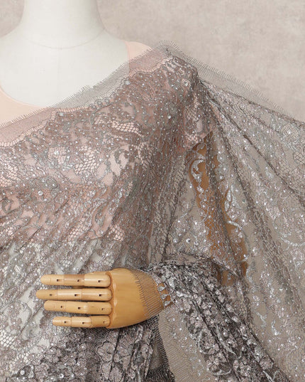 ساري فاخر من الدانتيل الشانتيلي المعدني باللون الرمادي الداكن مع تطريز حجري، بطول 5.5 متر، وعرض 110 سم، صنع في فرنسا - D23883