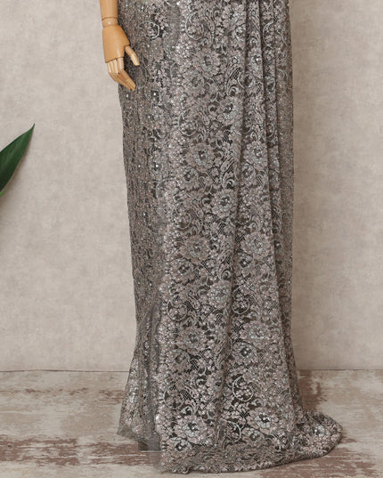 ساري فاخر من الدانتيل الشانتيلي المعدني باللون الرمادي الداكن مع تطريز حجري، بطول 5.5 متر، وعرض 110 سم، صنع في فرنسا - D23883