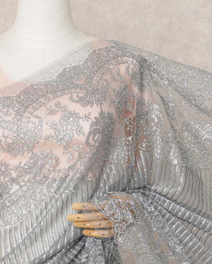 ساري شانتيلي معدني فاخر باللون الرمادي الفضي مع تطريز حجري، طوله 5.5 متر، عرضه 110 سم، صنع في فرنسا - D23887