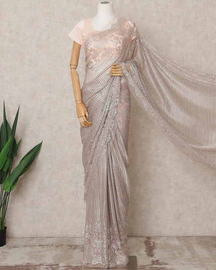 ساري فاخر من الدانتيل الشانتيلي المعدني بلون الشمبانيا الوردي مع تطريز حجري، بطول 5.5 متر وعرض 110 سم، صنع في فرنسا - D23889