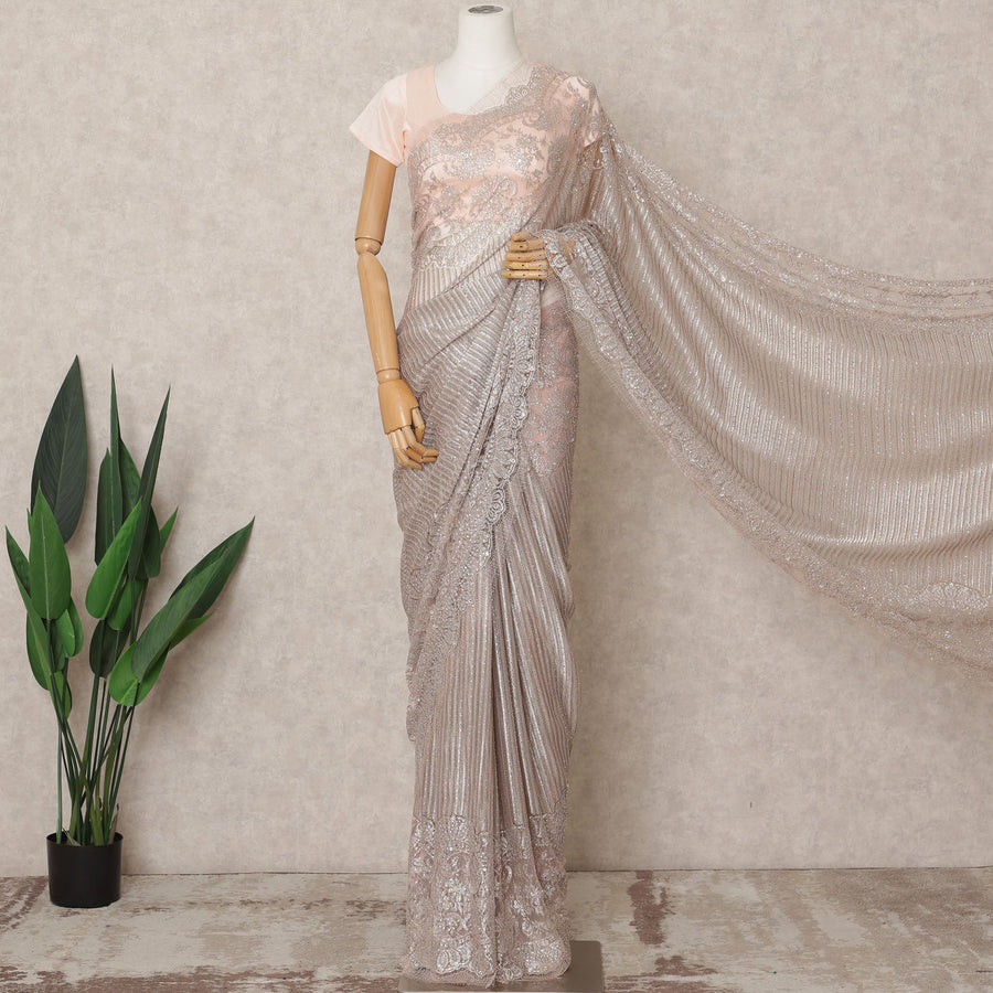 ساري فاخر من الدانتيل الشانتيلي المعدني بلون الشمبانيا الوردي مع تطريز حجري، بطول 5.5 متر وعرض 110 سم، صنع في فرنسا - D23889