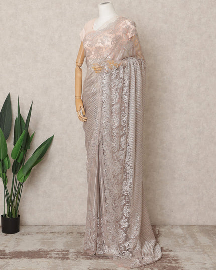 ساري فاخر من الدانتيل الشانتيلي المعدني بلون الشمبانيا الوردي مع تطريز حجري، بطول 5.5 متر وعرض 110 سم، صنع في فرنسا - D23889