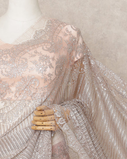 ساري فاخر من الدانتيل الشانتيلي المعدني بلون الشمبانيا الوردي مع تطريز حجري، بطول 5.5 متر وعرض 110 سم، صنع في فرنسا - D23889