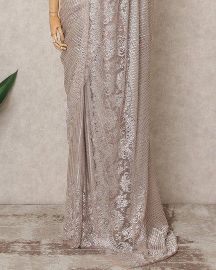 ساري فاخر من الدانتيل الشانتيلي المعدني بلون الشمبانيا الوردي مع تطريز حجري، بطول 5.5 متر وعرض 110 سم، صنع في فرنسا - D23889