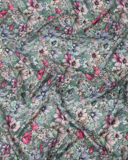 قماش كريب حريري خالص بطبعة زهور وفراشات متعددة الألوان، قاعدة خضراء باهتة، عرض 110 سم، صنع في الهند - D24024