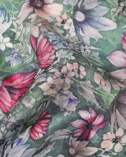 قماش كريب حريري خالص بطبعة زهور وفراشات متعددة الألوان، قاعدة خضراء باهتة، عرض 110 سم، صنع في الهند - D24024