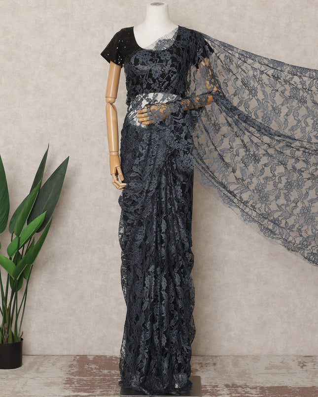 قماش ساري شانتيلي فرنسي فاخر بلون رمادي فحمي، ثنائي اللون، بطول ٥.٥ متر تقريبًا، وعرض ١١٠ سم، صنع في فرنسا - D24067