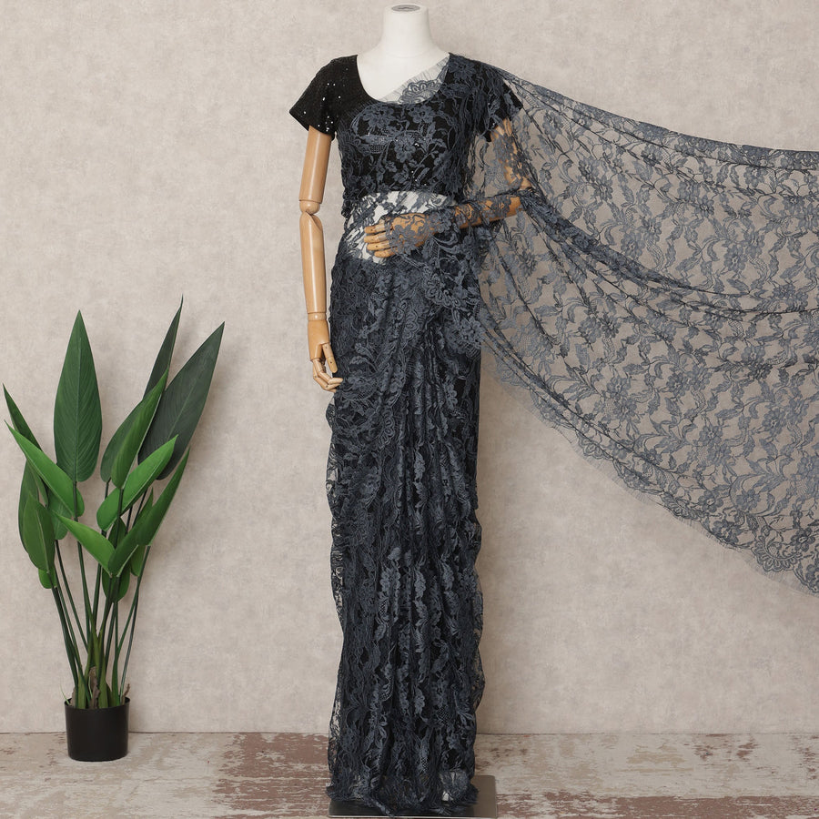 قماش ساري شانتيلي فرنسي فاخر بلون رمادي فحمي، ثنائي اللون، بطول ٥.٥ متر تقريبًا، وعرض ١١٠ سم، صنع في فرنسا - D24067