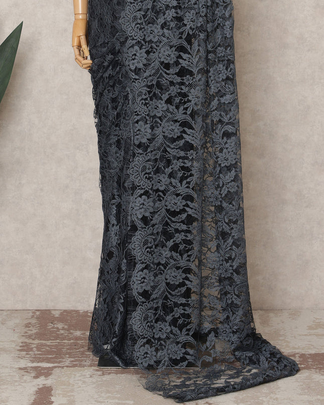 قماش ساري شانتيلي فرنسي فاخر بلون رمادي فحمي، ثنائي اللون، بطول ٥.٥ متر تقريبًا، وعرض ١١٠ سم، صنع في فرنسا - D24067