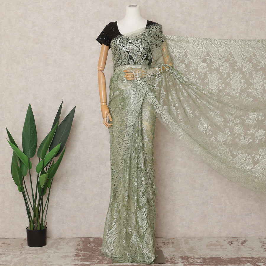 قماش ساري شانتيلي فرنسي فاخر باللون الأخضر الفاتح، بطول ٥.٥ متر تقريبًا، وعرض ١١٠ سم، صنع في فرنسا - D24080