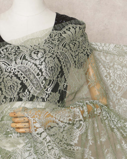 قماش ساري شانتيلي فرنسي فاخر باللون الأخضر الفاتح، بطول ٥.٥ متر تقريبًا، وعرض ١١٠ سم، صنع في فرنسا - D24080