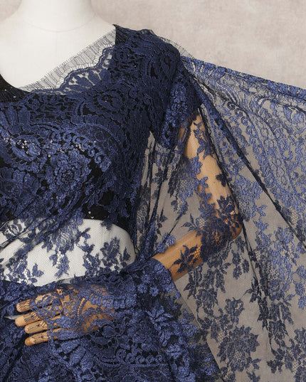 قماش ساري شانتيلي فرنسي فاخر باللون الأزرق الداكن، بطول ٥.٥ متر تقريبًا، وعرض ١١٠ سم، صنع في فرنسا - D24082