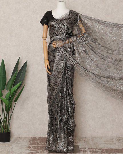 قماش ساري شانتيلي فرنسي فاخر باللون الأسود الفحمي المعدني، بطول ٥.٥ متر تقريبًا، وعرض ١١٠ سم، صنع في فرنسا - D24083