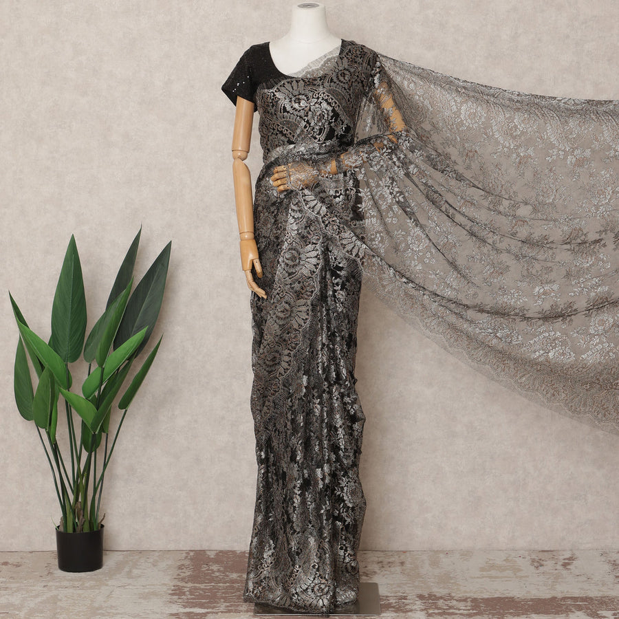 قماش ساري شانتيلي فرنسي فاخر باللون الأسود الفحمي المعدني، بطول ٥.٥ متر تقريبًا، وعرض ١١٠ سم، صنع في فرنسا - D24083