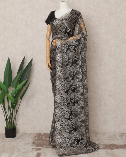 قماش ساري شانتيلي فرنسي فاخر باللون الأسود الفحمي المعدني، بطول ٥.٥ متر تقريبًا، وعرض ١١٠ سم، صنع في فرنسا - D24083