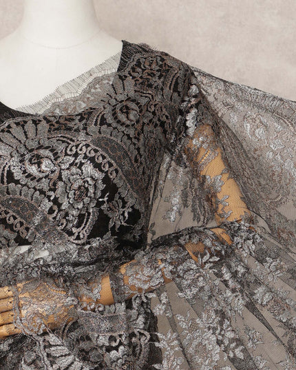 قماش ساري شانتيلي فرنسي فاخر باللون الأسود الفحمي المعدني، بطول ٥.٥ متر تقريبًا، وعرض ١١٠ سم، صنع في فرنسا - D24083