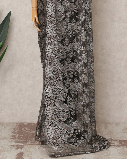 قماش ساري شانتيلي فرنسي فاخر باللون الأسود الفحمي المعدني، بطول ٥.٥ متر تقريبًا، وعرض ١١٠ سم، صنع في فرنسا - D24083