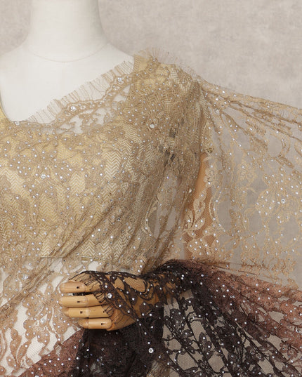 ساري فرنسي فاخر من الدانتيل الشانتيلي باللون البني إلى الأسود مع تطريز حجري، بطول 5.5 متر، وعرض 110 سم، صنع في فرنسا - D24286