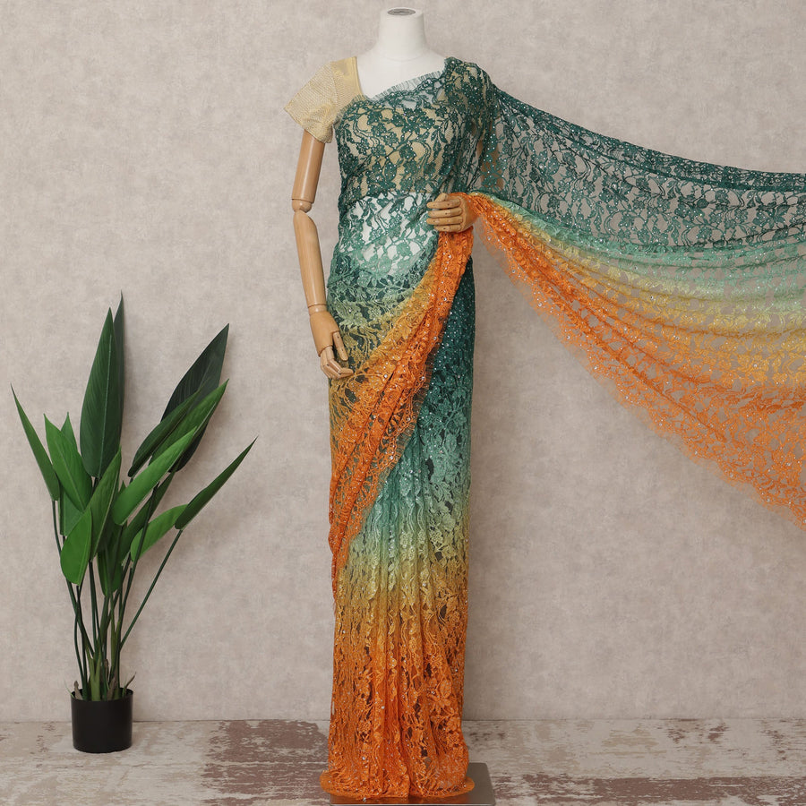 ساري فرنسي فاخر من الدانتيل الشانتيلي باللون الأخضر إلى البرتقالي مع تطريز حجري، بطول 5.5 متر، وعرض 110 سم، صنع في فرنسا - D24288