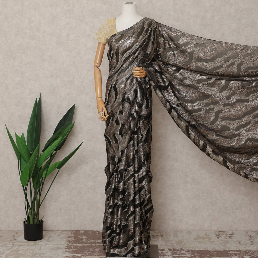 ساري شيفون فرنسي فاخر بنمط معدني أسود وبرونزي مع تطريز لوريكس، طول 5.5 متر، عرض 110 سم، صنع في فرنسا - D24297
