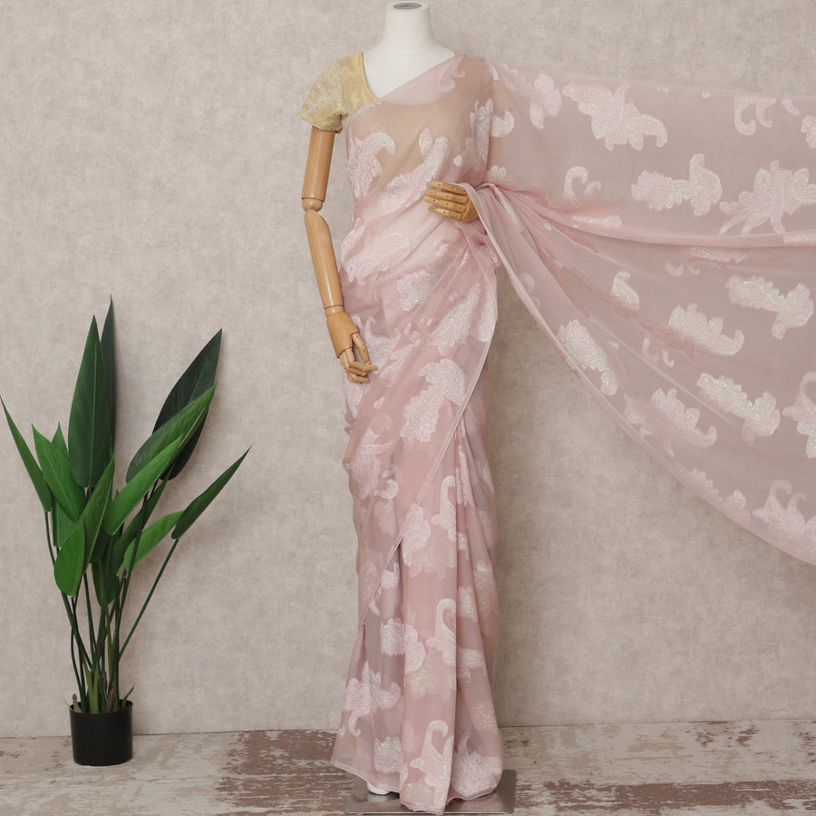 ساري شيفون فرنسي فاخر باللون الوردي الفاتح مع تطريز لوركس معدني، طوله 5.5 متر، عرضه 110 سم، صنع في فرنسا - D24298