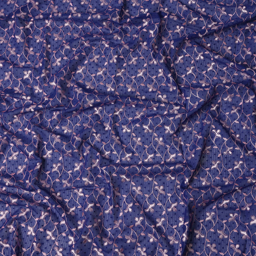 ثوب سوداني من قماش الفوال السويسري الأزرق مع تطريز زهور باللونين الوردي والأبيض، 4.5 متر × 140 سم - D21382