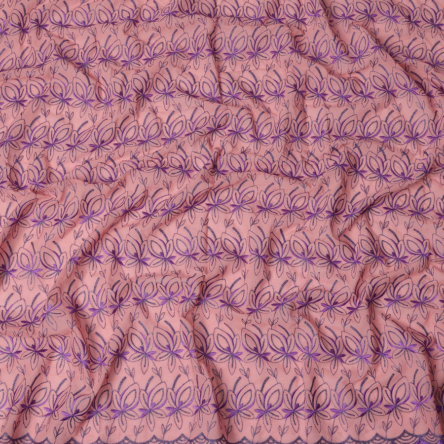ثوب سوداني من قماش الفوال السويسري باللون الوردي الفاتح مع تطريز زهور بنفسجي، 4.5 متر × 140 سم - D21389