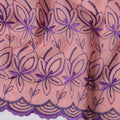 ثوب سوداني من قماش الفوال السويسري باللون الوردي الفاتح مع تطريز زهور بنفسجي، 4.5 متر × 140 سم - D21389